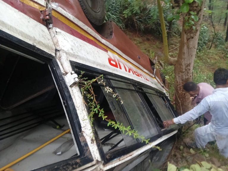 Summer Express - मंडी के पटड़ीघाट में बड़ा सड़क हादसा: बस खाई में गिरी, एक की मौत, कई घायल