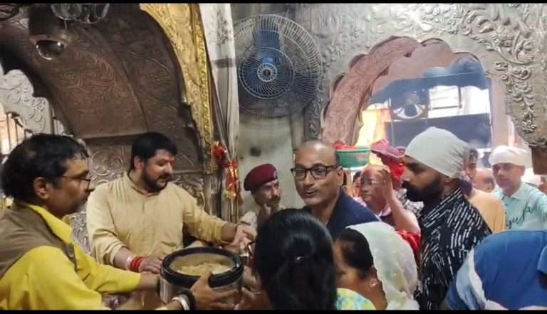 Summer Express - गुप्त नवरात्रों में मां चिंतपूर्णी के दरबार में उमड़ा आस्था का सैलाब, मंदिर में दिखी भक्ति की रौनक