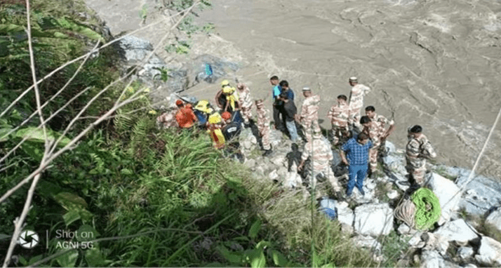 Summer Express - रुद्रप्रयाग में भीषण हादसा: यात्रियों से भरी बस खाई में गिरी, अलकनंदा में समाई, एक की मौत, कई लापता