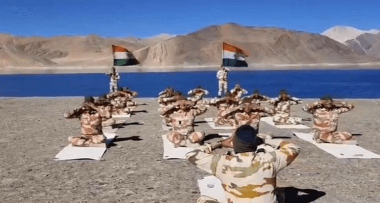 Summer Express - पैंगोंग त्सो झील के किनारे ITBP जवानों ने किया योग, -10°C में दिखाई अदम्य शक्ति