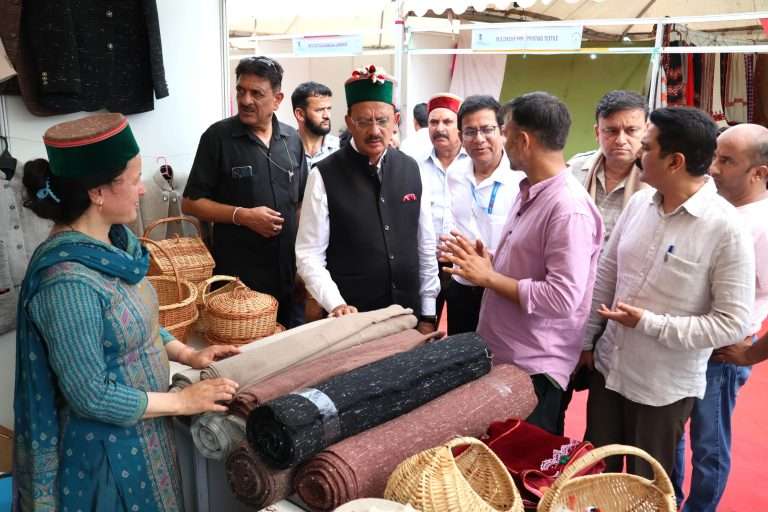 Summer Express - हिमाचल के हेरिटेज हथकरघा उत्पादों को मिलेगा अंतरराष्ट्रीय मंच.. कुल्लू का मफलर पहुंचेगा यूरोप-अमेरिका