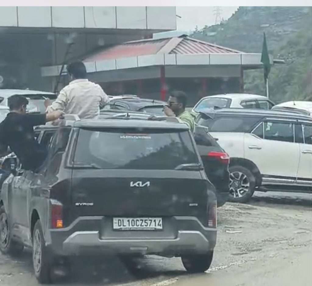 Summer Express - हिमाचल में दिल्ली से आए पर्यटकों की लापरवाही, चलती कार में शराब-सिगरेट का वीडियो वायरल