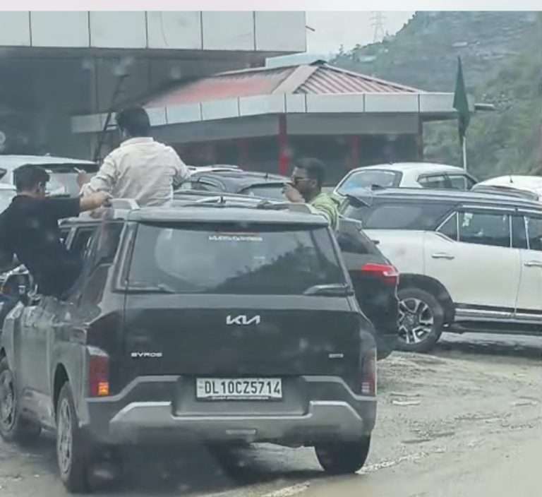 Summer Express - हिमाचल में दिल्ली से आए पर्यटकों की लापरवाही, चलती कार में शराब-सिगरेट का वीडियो वायरल