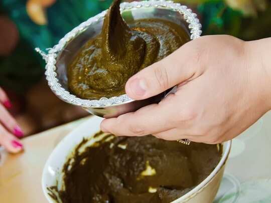 Summer Express - मेहंदी लगाने के फायदे: सुंदरता से लेकर स्वास्थ्य तक