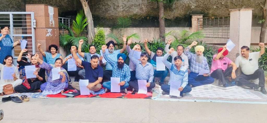 Summer Express - चल रहे अवैध निर्माण के खिलाफ जमालपुर वासियो ने  ग्लाडा कार्यालय के बाहर लगाया धरना,जमकर की नारेबाजी
