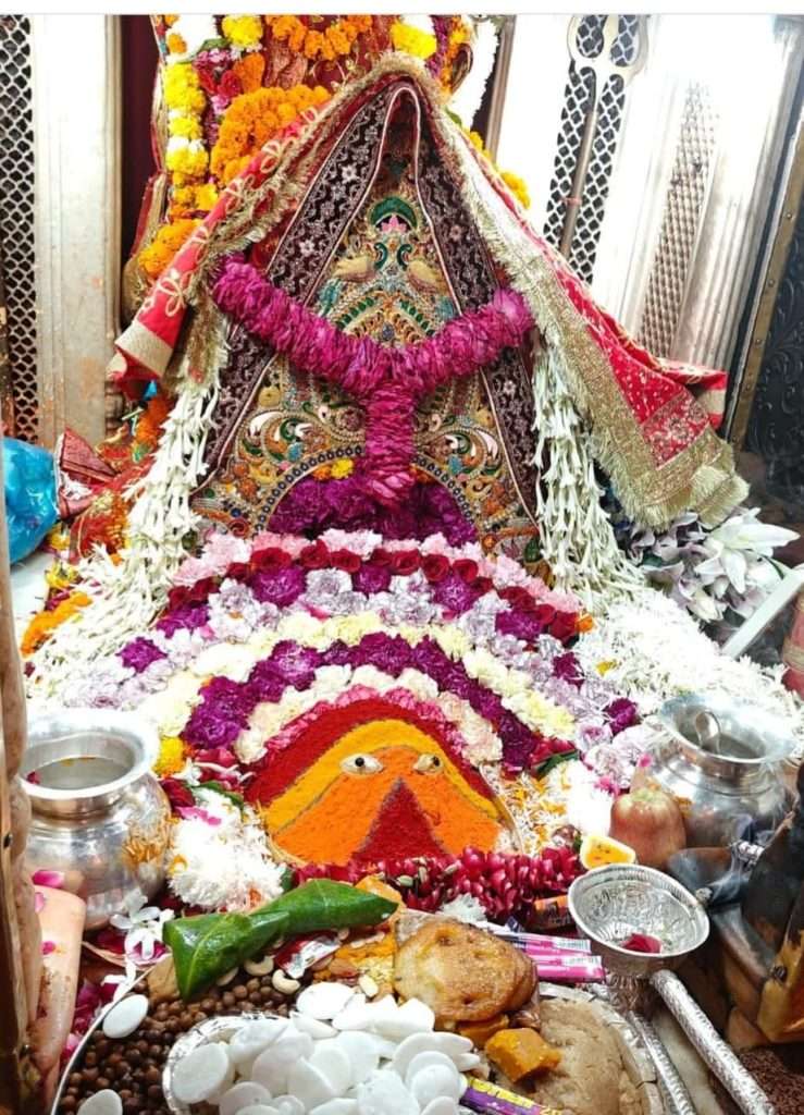 Summer Express - श्रावण माह में चिंतपूर्णी मंदिर की भव्य सजावट ने मोहा श्रद्धालुओं का मन