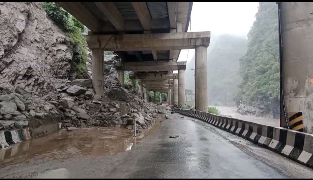 Summer Express - मंडी में भारी बारिश से जनजीवन अस्त-व्यस्त.. तीन NH और 170 से अधिक सड़कें बंद