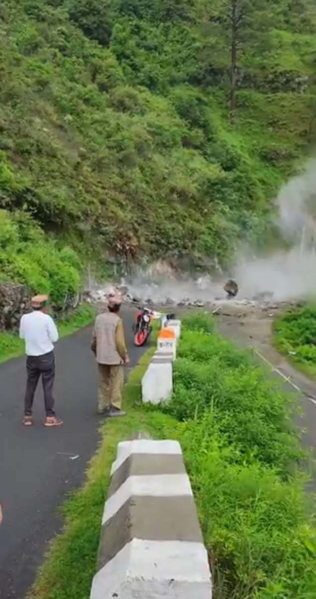 Summer Express - चंबा में लैंडस्लाइड का कहर: दो गाड़ियां मलबे की चपेट में..लोगों ने भागकर बचाई जान 