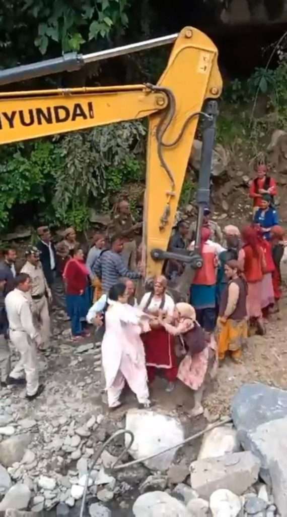 Summer Express - कांग्रेस नेता के रिश्तेदार पर मशीन दुरुपयोग का आरोप.. ग्रामीणों और महिलाओं में टकराव