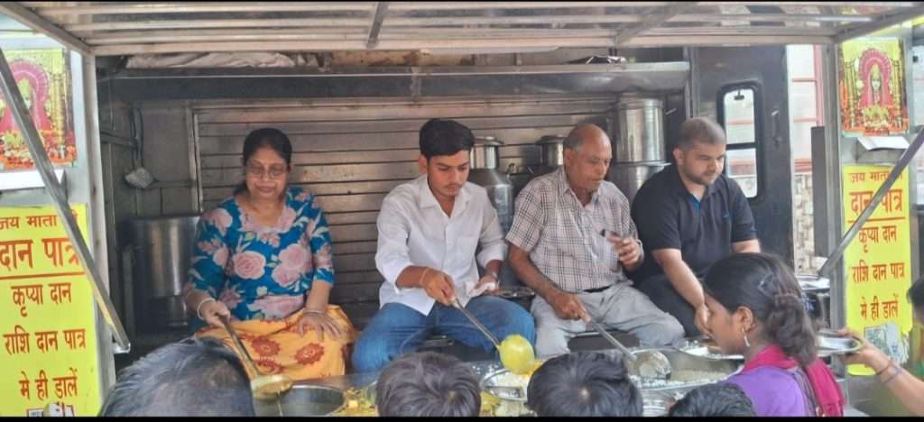 Summer Express - जरूरतमंदों की सेवा में समर्पित: रूंगटा ट्रस्ट ने लगाया 175वां मुफ्त भोजन शिविर