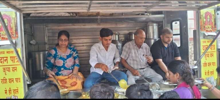 Summer Express - जरूरतमंदों की सेवा में समर्पित: रूंगटा ट्रस्ट ने लगाया 175वां मुफ्त भोजन शिविर