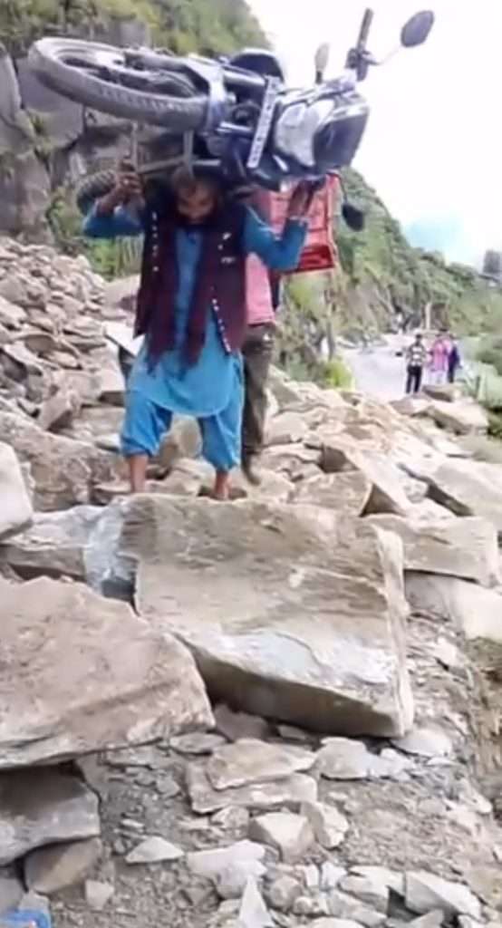 Summer Express - चम्बा: युवक ने दिखाई हिम्मत…पीठ पर बाइक उठाकर पार किया भूस्खलन क्षेत्र