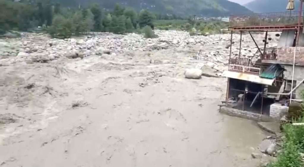 Summer Express - मनाली और कुल्लू में नदियों का बढ़ता जलस्तर.. प्रशासन ने जारी की चेतावनी