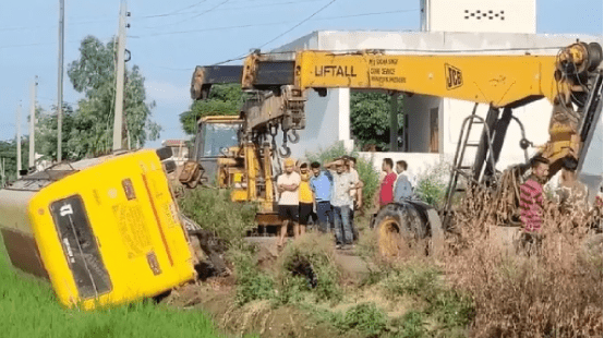 Summer Express - दीनानगर में बड़ा हादसा टला: खेतों में पलटी स्कूल बस, बाल-बाल बचे सभी बच्चे