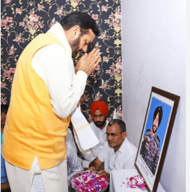 Summer Express - शहीद संजय सैनी को सीएम सैनी की श्रद्धांजलि, बेटों को पास बैठाकर बंधाया ढांढस