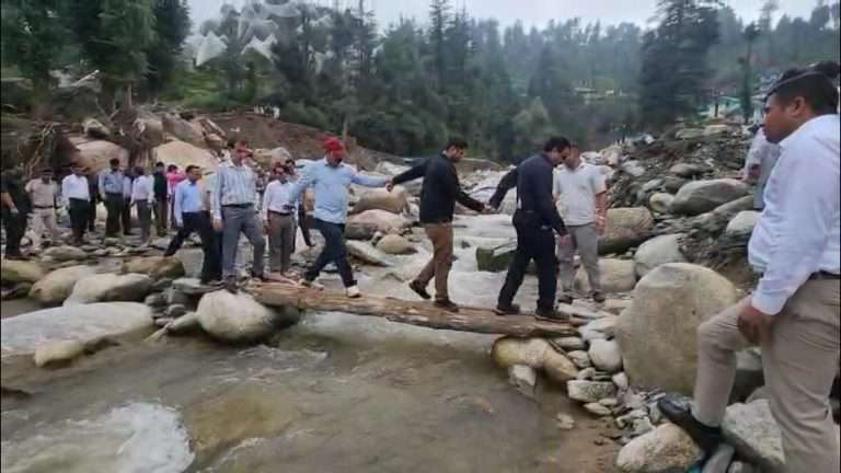 Summer Express - सराज घाटी में आपदा के बाद जिंदगी खतरों के हवाले.. ग्रामीण लकड़ी के पुलों से पार कर रहे नाले