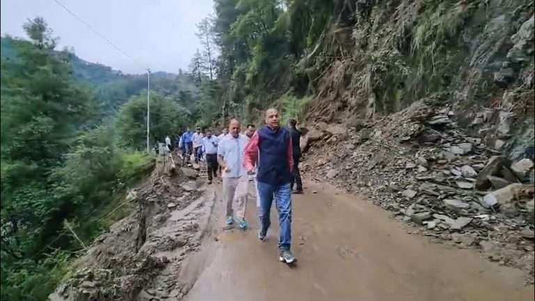 Summer Express - भूस्खलन क्षेत्र में जोखिम उठाकर सड़क पार करते नजर आए जयराम ठाकुर..वीडियो हुआ वायरल