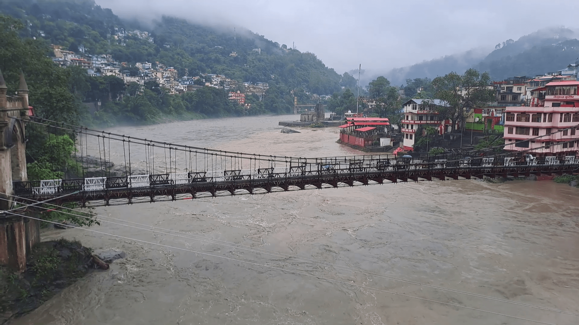 Summer Express - मंडी में मूसलधार बारिश से जनजीवन अस्त व्यस्त: करोड़ों का नुकसान, 198 सड़कें बंद