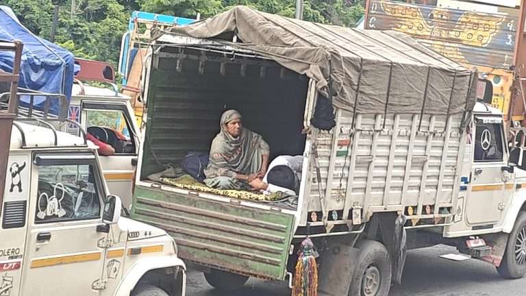 Summer Express - चंडीगढ़-मनाली NH 21 घंटे बाद भी बंद.. लैंडस्लाइड से फंसे हजारों यात्री