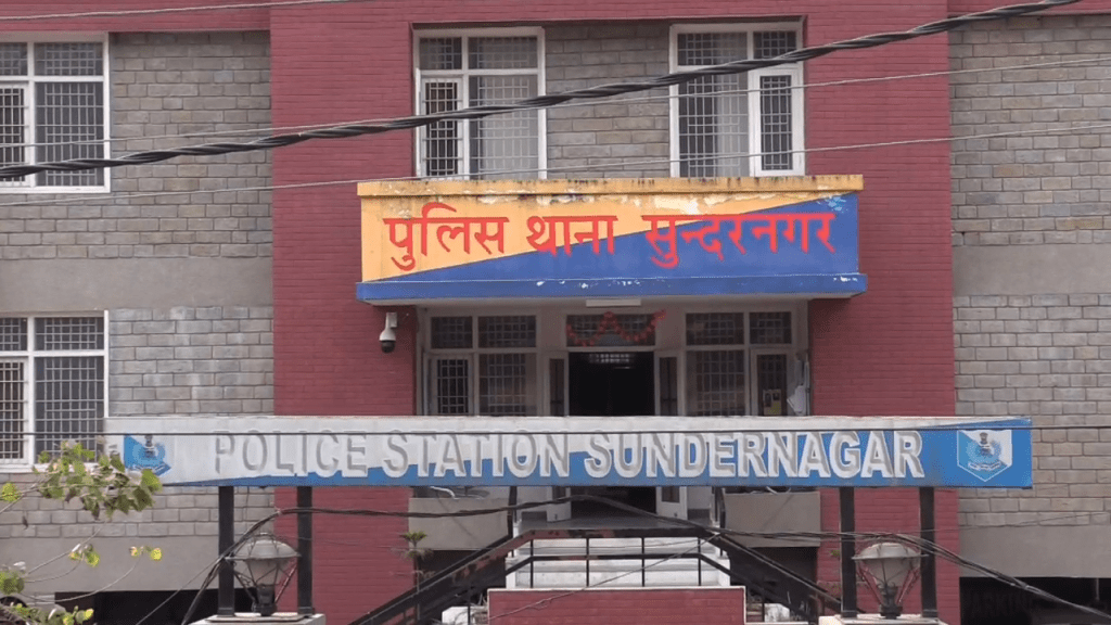 Summer Express - महिला बैंक पहुंची नेट बैंकिंग ठीक कराने, खाते से 15 लाख गायब देख उड़े होश