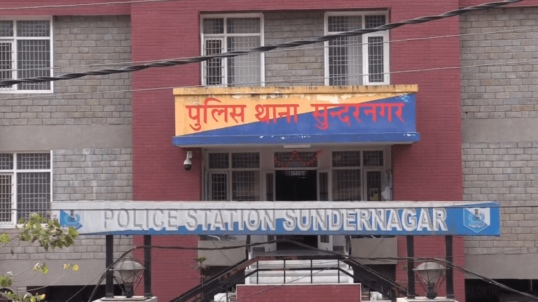 Summer Express - महिला बैंक पहुंची नेट बैंकिंग ठीक कराने, खाते से 15 लाख गायब देख उड़े होश