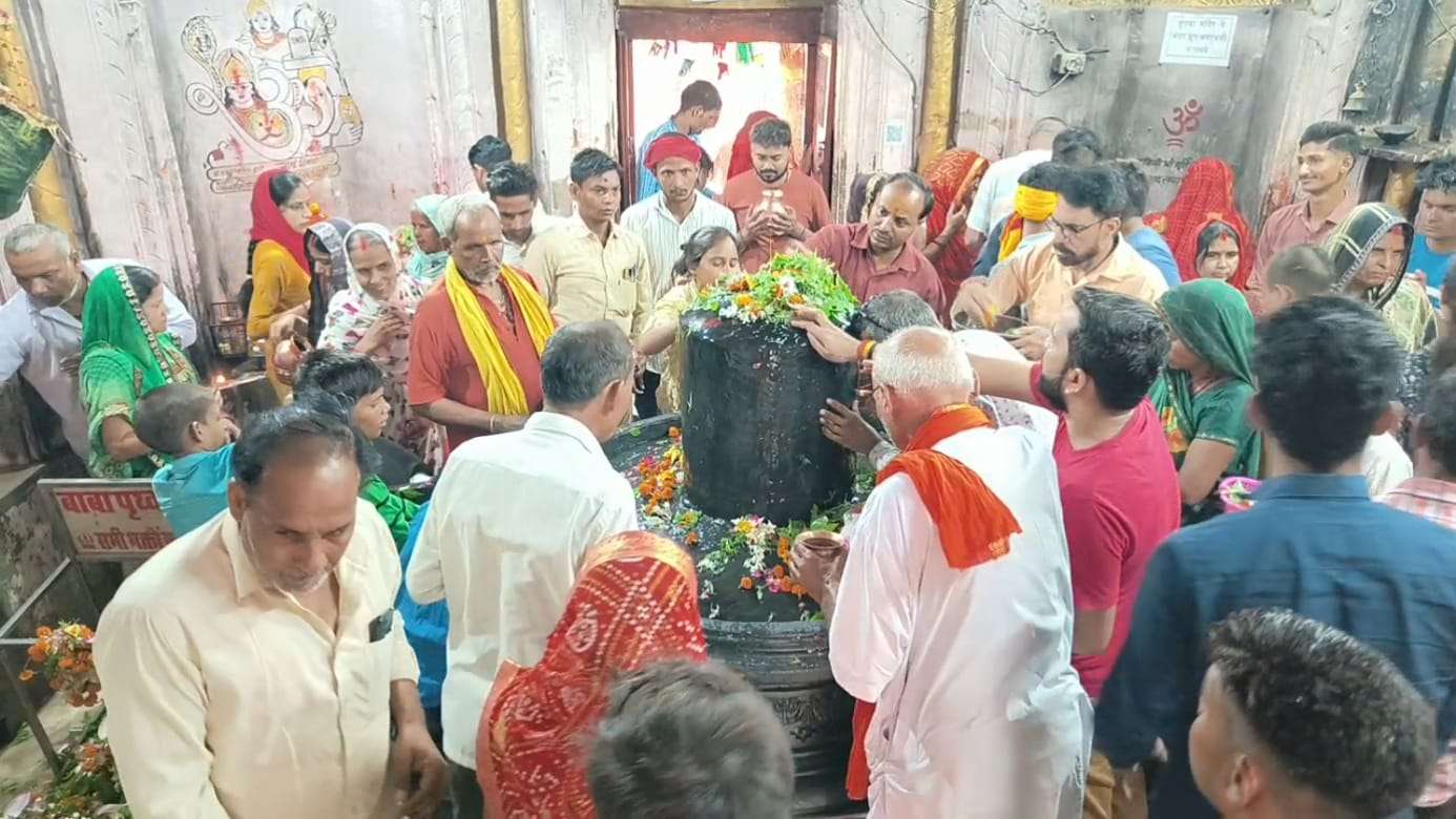 Summer Express - सावन के पहले सोमवार को शिवालयों में गूंजे ‘हर हर महादेव’ के जयकारे