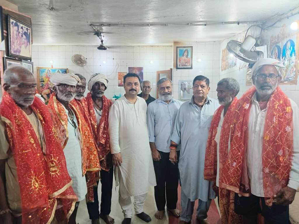 Summer Express - 60-70 साल की उम्र में 900 किमी पैदल.. राजस्थान से मां चिंतपूर्णी दरबार पहुंचे 6 श्रद्धालु