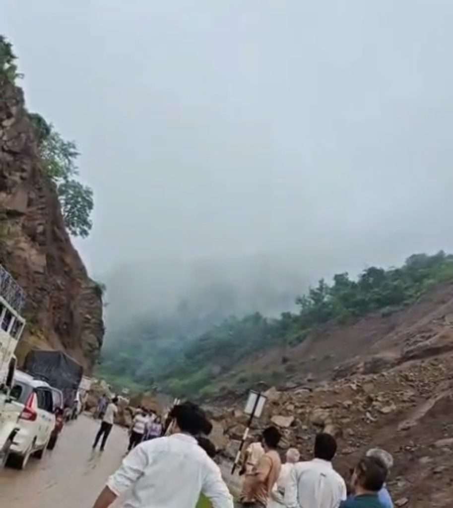 Summer Express - समलेटू के पास भूस्खलन से चंडीगढ़-मनाली फोरलेन बाधित, प्रशासन अलर्ट पर