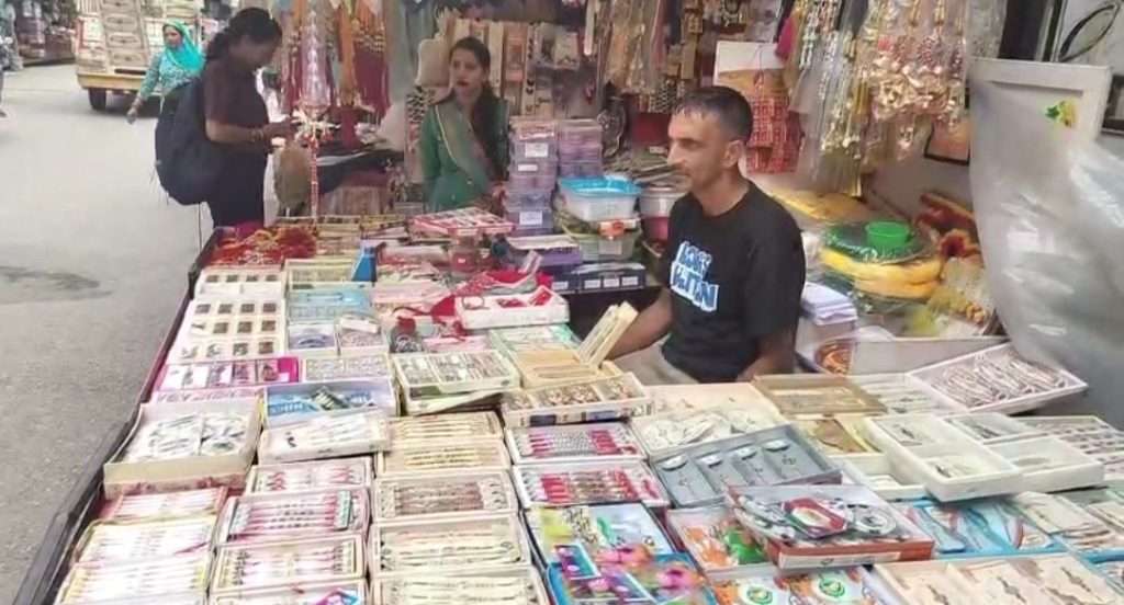 Summer Express - रक्षाबंधन पर डाक विभाग की खास पहल: वाटरप्रूफ लिफाफे और रियल टाइम ट्रैकिंग से पहुंचेगी राखी