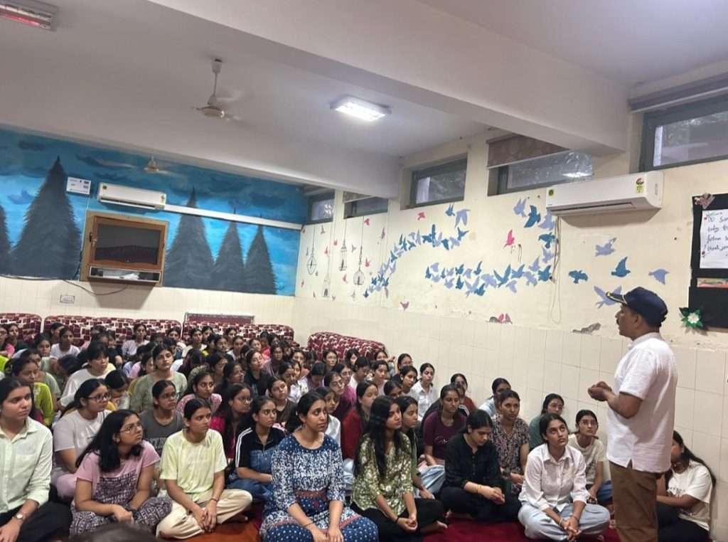 Summer Express - PGGCG-11 में चला “तिरंगा और हरियाली” अभियान, छात्राओं ने लिया पर्यावरण संरक्षण का संकल्प