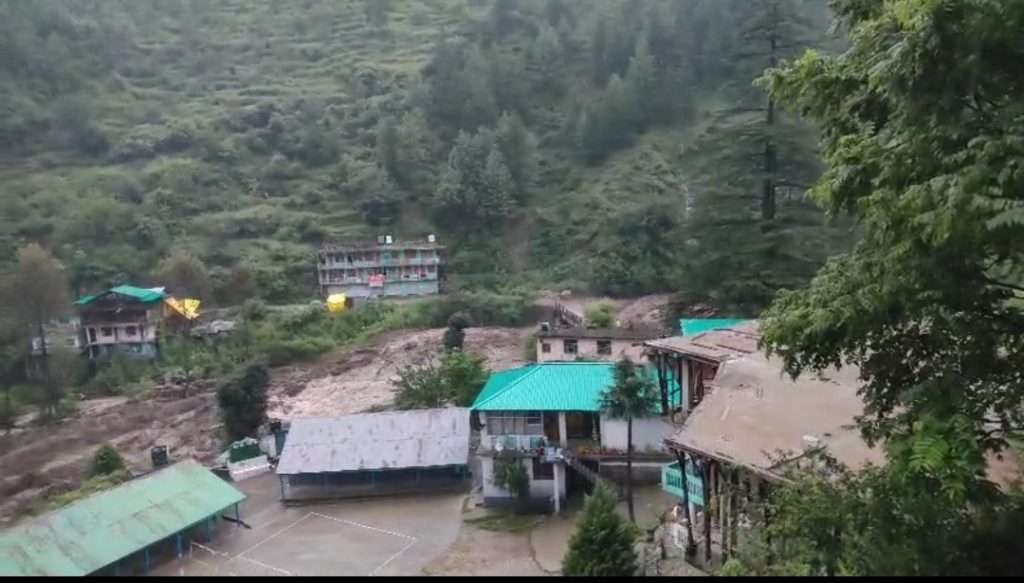 Summer Express - कुल्लू में दो स्थानों पर बादल फटने से मचा हड़कंप, प्रशासन ने जारी किया येलो अलर्ट