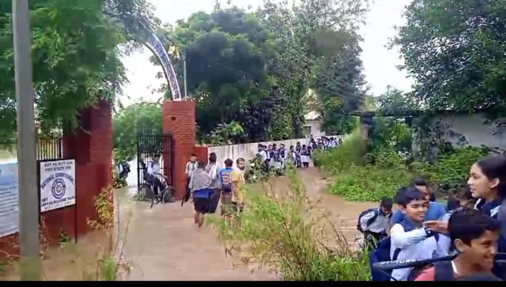 Summer Express - भारी बारिश के अलर्ट के चलते ऊना में आज बंद रहेंगे सभी शिक्षण संस्थान