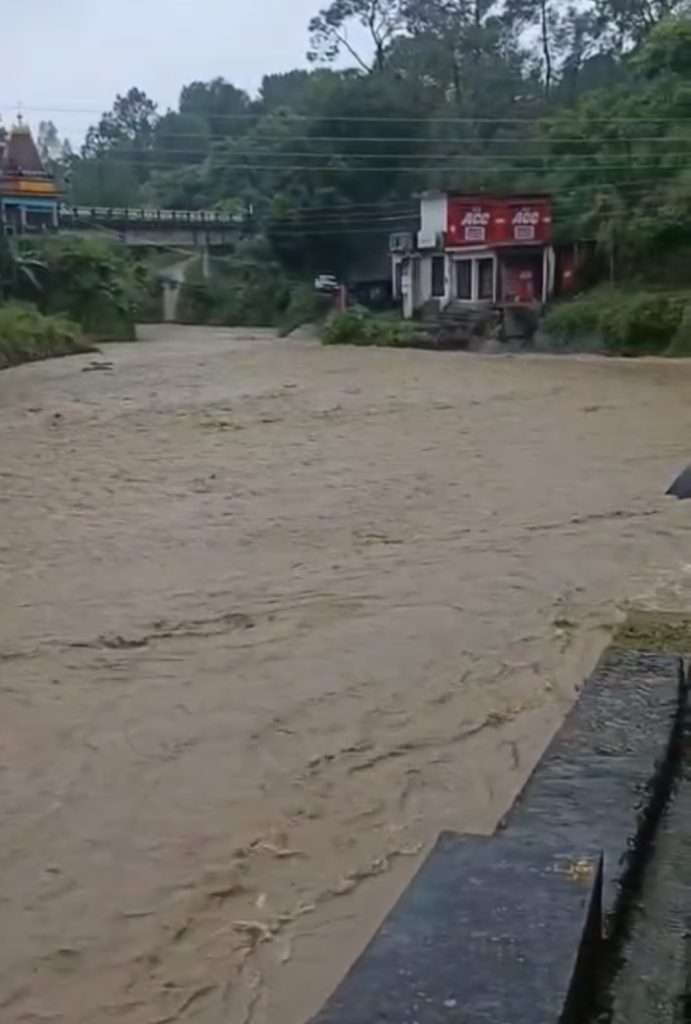 Summer Express - लगातार बारिश से लोहारा खड्ड में उफान… प्रशासन अलर्ट — स्कूल-कॉलेज बंद