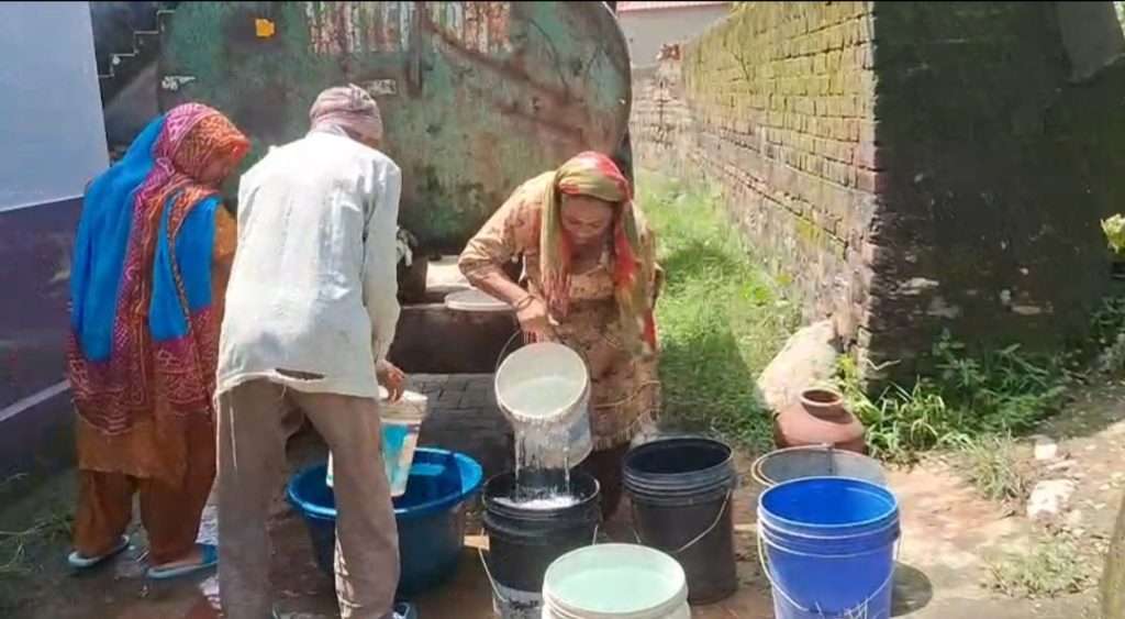 Summer Express - भारी बारिश से लोहारपुरा पंचायत में पानी की किल्लत..समाजसेवी ने बढ़ाया मदद का हाथ