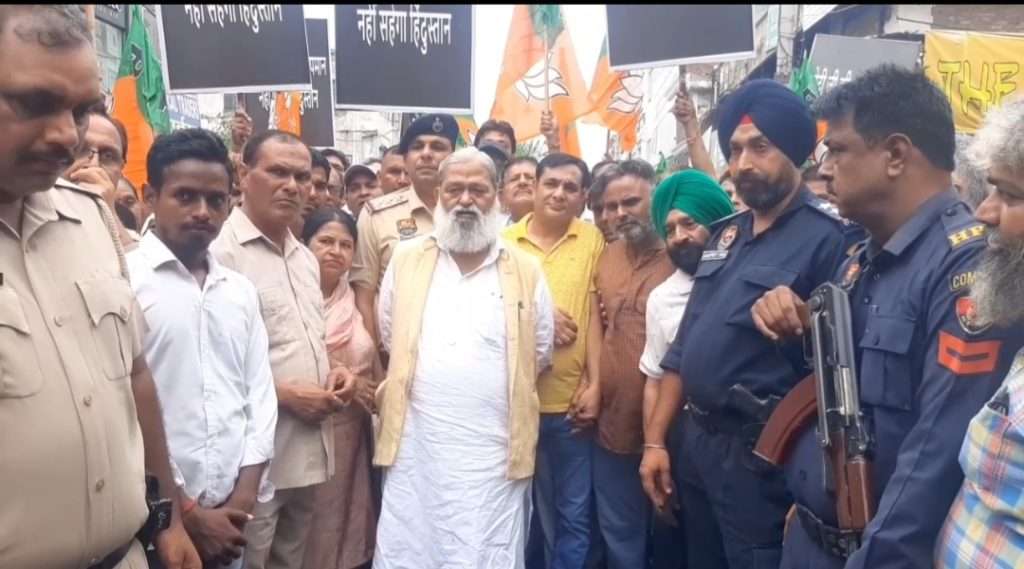 Summer Express - अंबाला में कांग्रेस के खिलाफ भाजपा का रोष मार्च, अनिल विज बोले– राहुल गांधी मांगे माफी