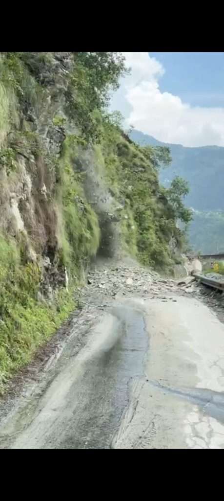 Summer Express - चंबा में बाल-बाल बचीं पूर्व शिक्षा मंत्री आशा कुमारी.. तलेरू के पास हुआ भीषण लैंडस्लाइड