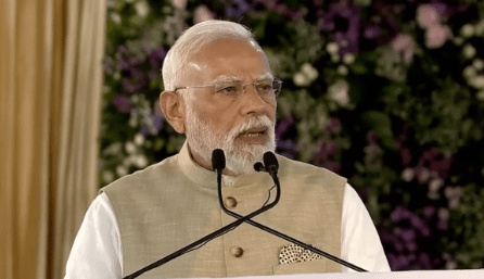 Summer Express - पीएम मोदी ने गुजरात में ई-व्हीकल और बैटरी संयंत्र का किया उद्घाटन
