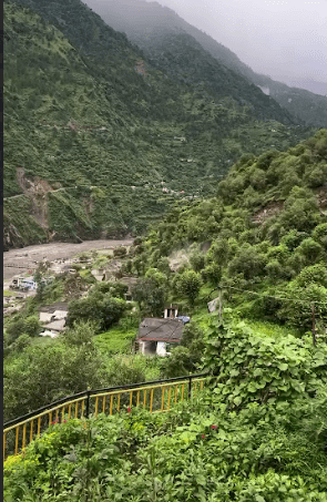 Summer Express - औट के फागू गांव में भारी चट्टान गिरने से दो घर क्षतिग्रस्त, कोई जानी नुकसान नहीं