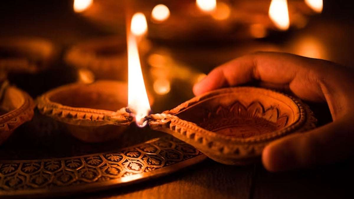 Summer Express - तेल का दीपक जलाने से फैलती है सकारात्मकता और समृद्धि