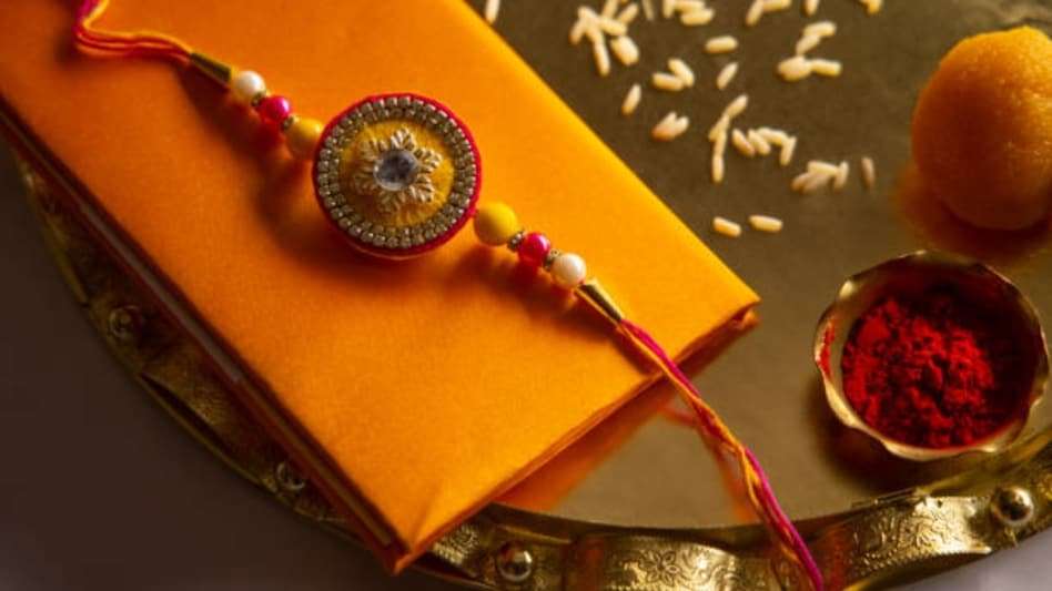 Summer Express - रक्षाबंधन 2025: जानिए तिलक लगाने की सही विधि, जिससे भाई की उम्र और सौभाग्य में हो वृद्धि