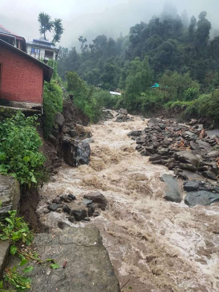 Summer Express - चौहारघाटी में बादल फटने से तबाही: 6 पुल बहाए, वाहन-दुकान क्षतिग्रस्त, किसानों को करोड़ों का नुकसान