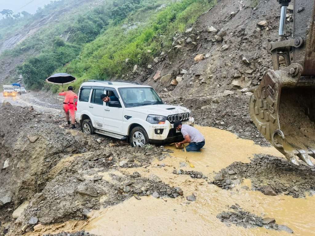 Summer Express - चंडीगढ़-मनाली हाईवे का ‘9 मील’ खतरे का ज़ोन, लैंडस्लाइड से यात्री और स्थानीय परेशान