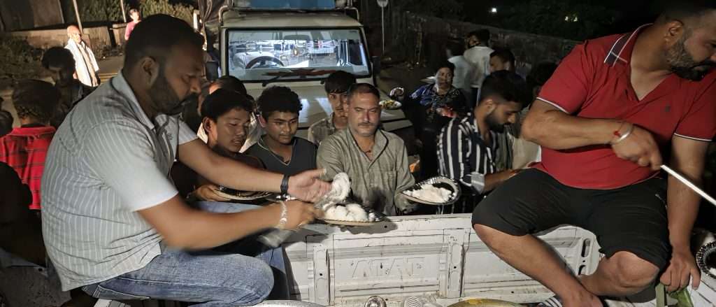 Summer Express - जाम में फंसे यात्रियों को प्रशासन की सौगात, बाबा बालक नाथ मंदिर कमेटी खिला रही मुफ्त भोजन