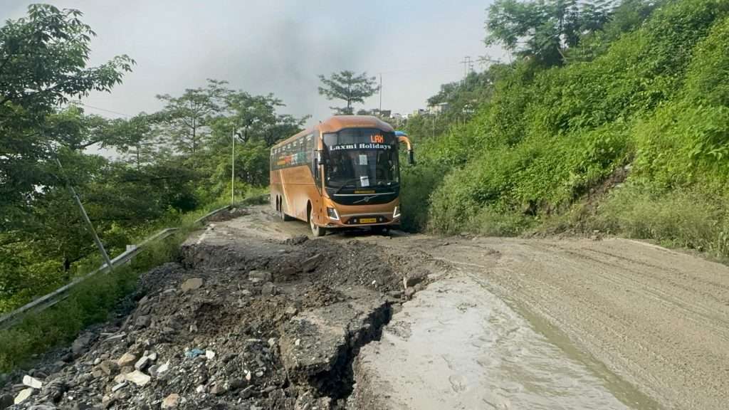 Summer Express - पंडोह डैम के पास दयोड़ में नेशनल हाईवे धंसा.. साथ लगते घरों पर मंडराया खतरा