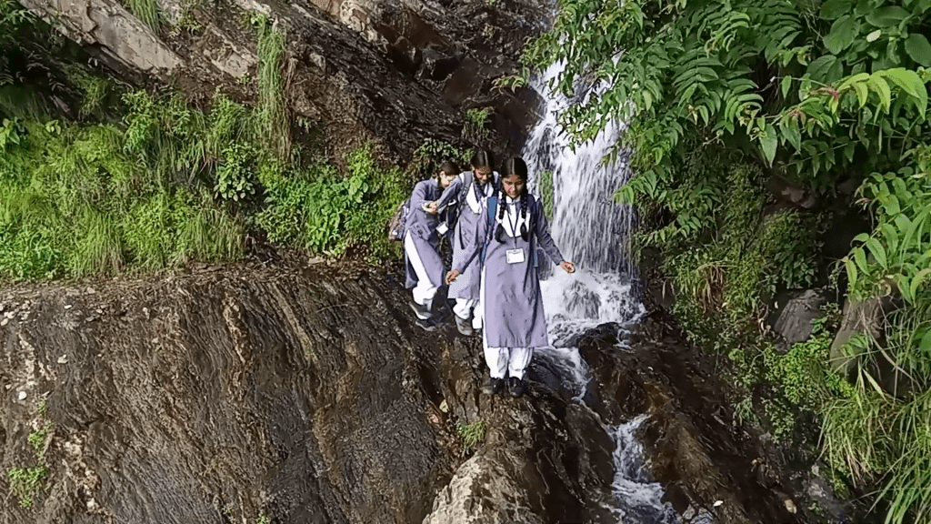 Summer Express - ब्यास नदी के किनारे जोखिम भरा सफर..स्प्रेई गांव के लोग दो साल से तरस रहे पुल पर