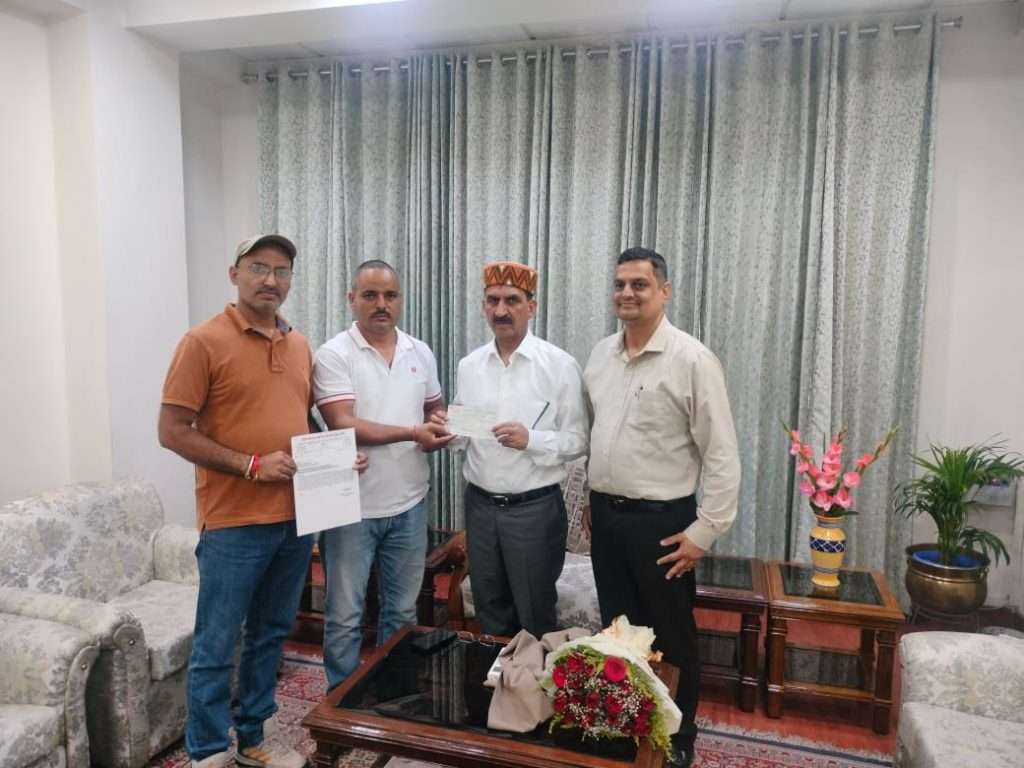 Summer Express - बेरोजगार कला अध्यापक संघ ने मुख्यमंत्री को सौंपा एक लाख का चैक…. मांगों को लेकर दिया ज्ञापन