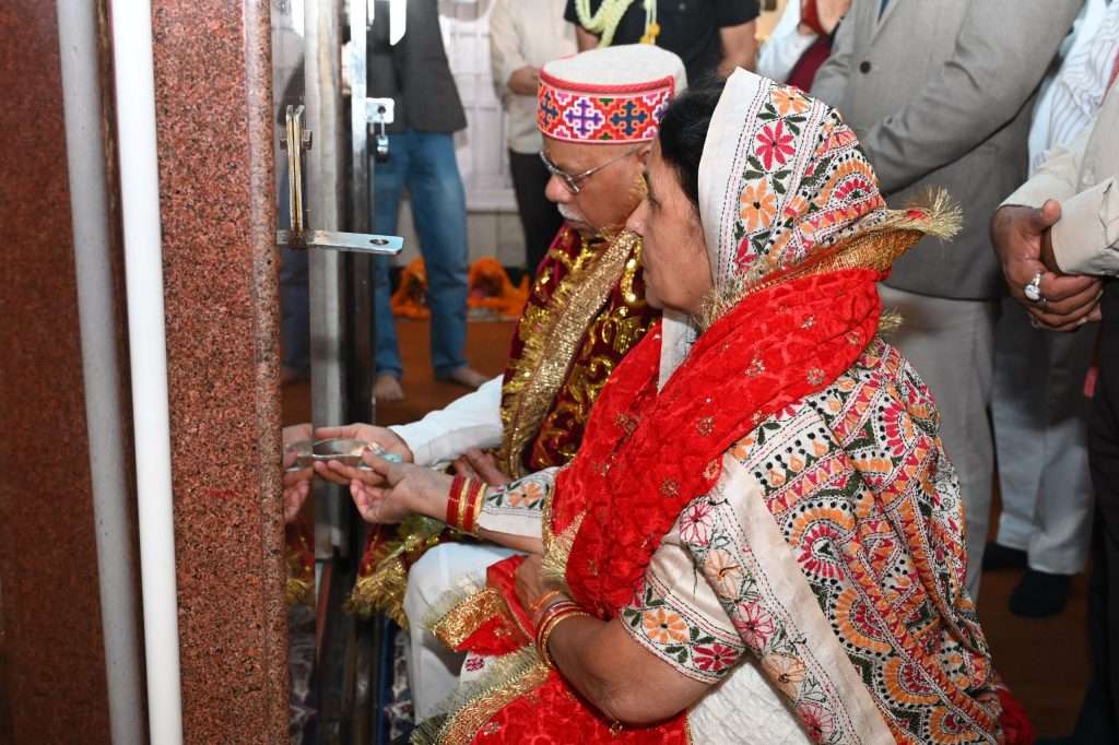 Summer Express - नवरात्रि पर मां काली के दर नवाया शीश, राज्यपाल ने न्यू जनरेशन GST को बताया लाभकारी