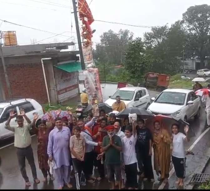 Summer Express - डंगोह गांव से 300 श्रद्धालु पैदल पहुंचे मां चिंतपूर्णी दरबार..चढ़ाए 51 बर्फी के डिब्बे