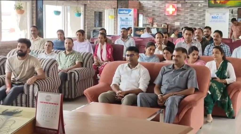 Summer Express -  पे स्केल कटौती के विरोध में डीसी ऑफिस कर्मचारी यूनियन ने मुख्यमंत्री को सौंपा ज्ञापन