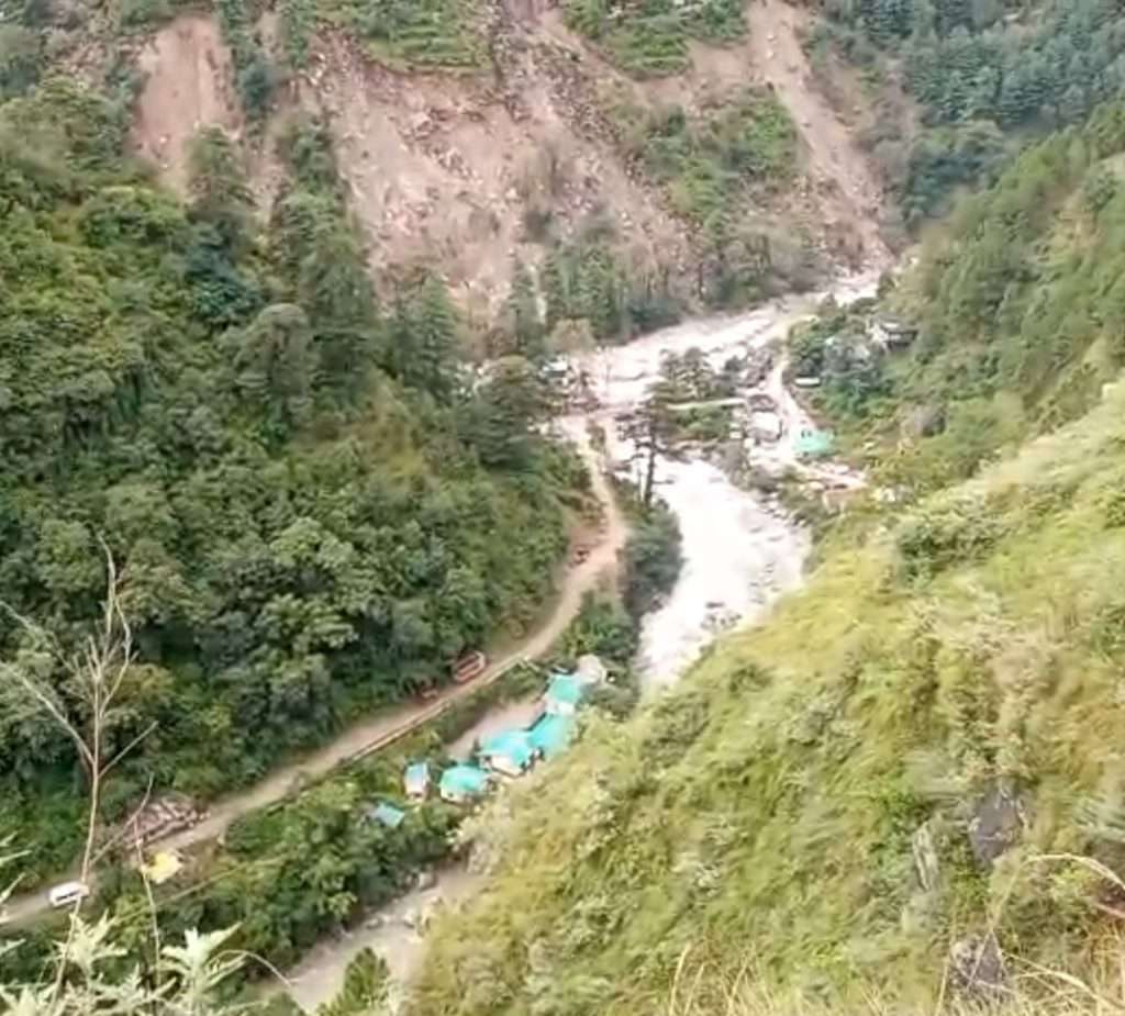 Summer Express - भारी भूस्खलन से बंदल गांव में हाहाकार, 28 घर खाली – ग्रामीण बेघर, सड़क–बिजली–पानी ठप